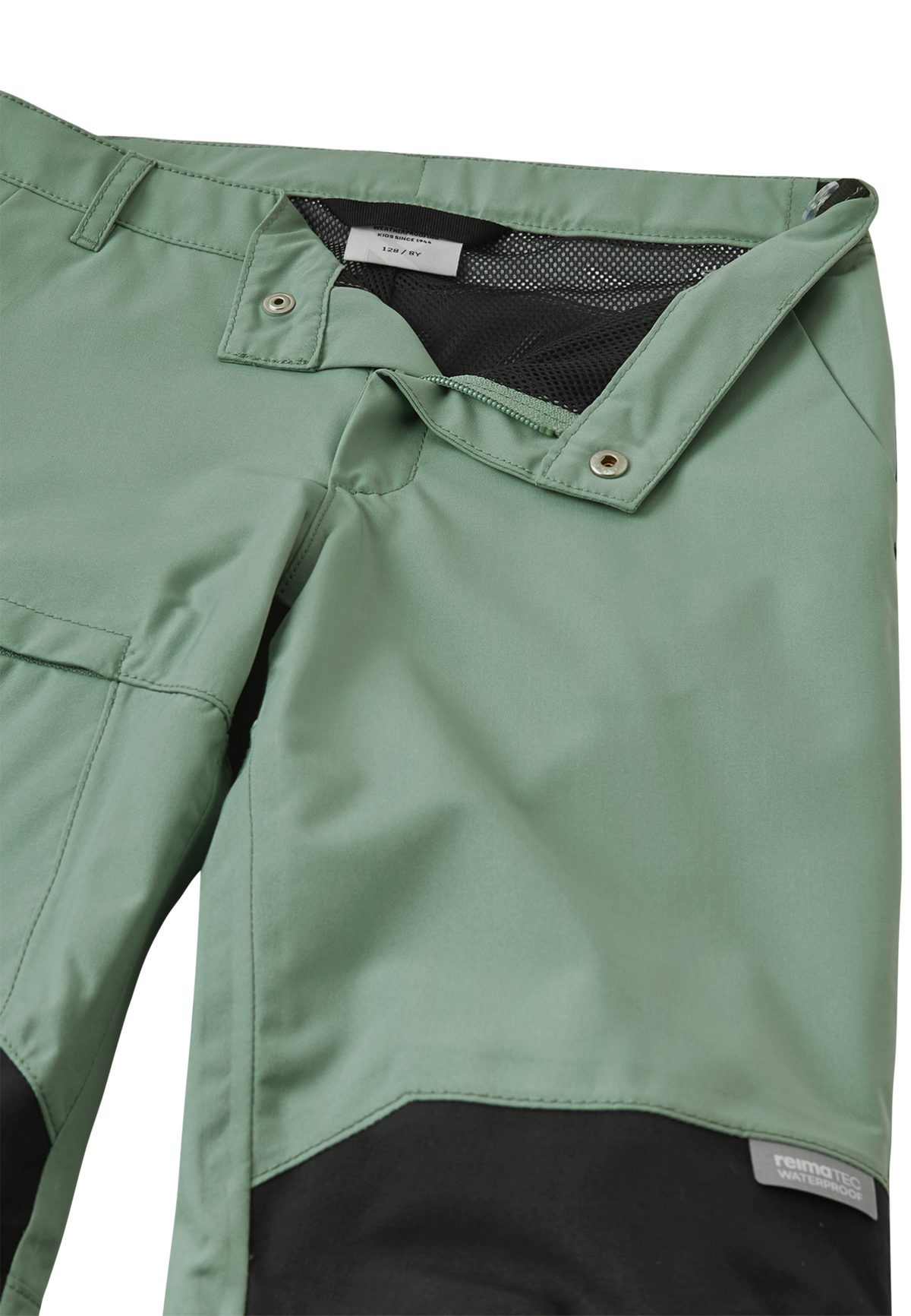 Detail des Druckknopfs und verstellbarer Bund der ReimaTec Regenhose Sampu