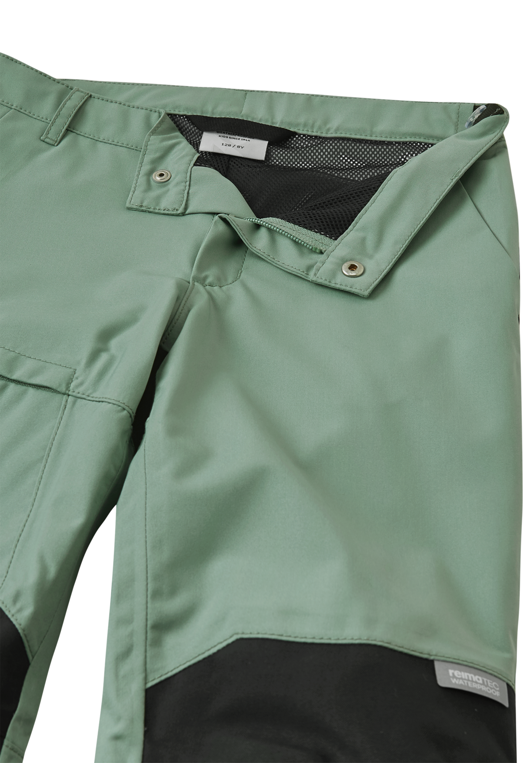 Detail des Druckknopfs und verstellbarer Bund der ReimaTec Regenhose Sampu