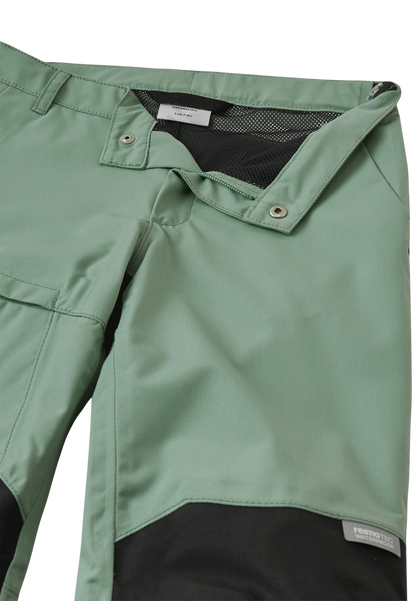 Detail des Druckknopfs und verstellbarer Bund der ReimaTec Regenhose Sampu