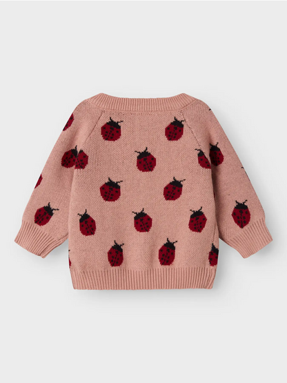 Rückseite der rosa Lil’Atelier Kinder-Strickjacke mit Marienkäfer-Muster, erhältlich bei Bärechind Winterthur, Zürich Schweiz.