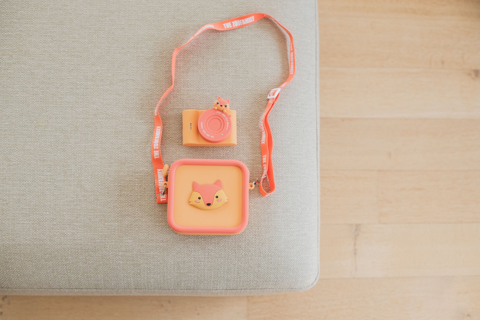 Detailansicht der Fuchs Silikon Tasche für Zoofamily Kamera und Walkie-Talkie bei Bärechind.