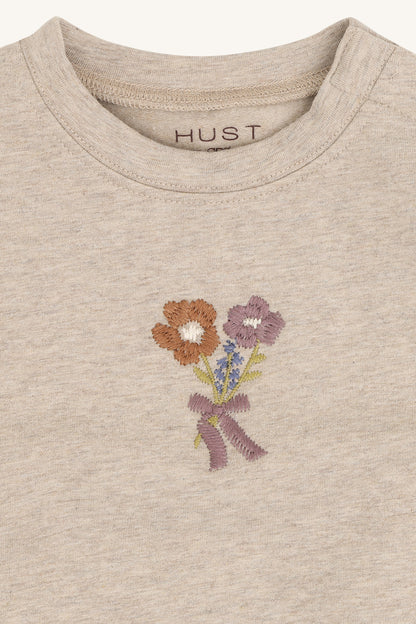 Detailaufnahme der Blumenstickerei am Sara Sweatshirt bei Bärechind