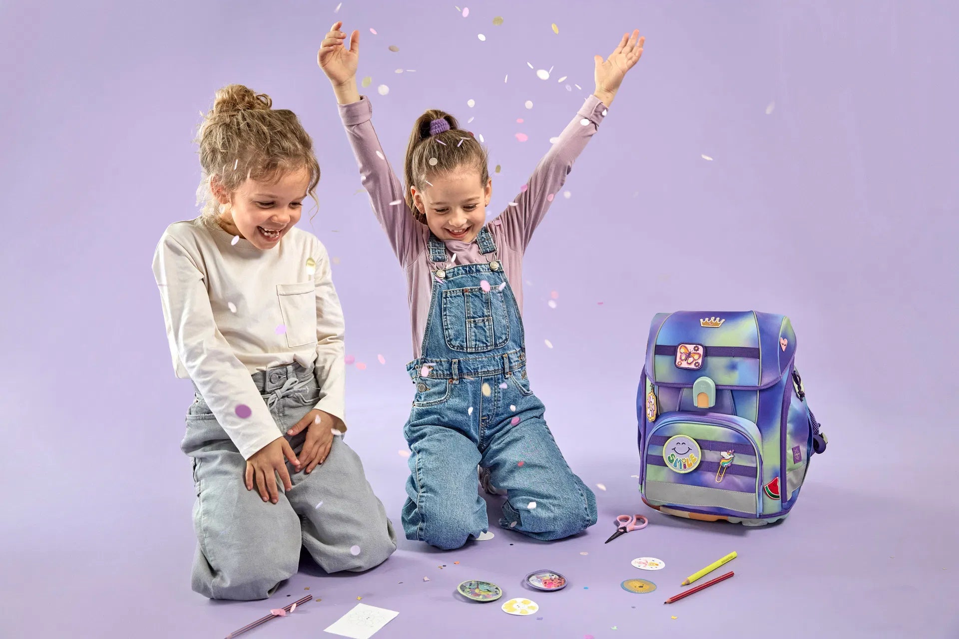 Kinder mit Schulthek und Rucksack beim Spielen mit nachhaltigen Patches für Schule und Kindergarten