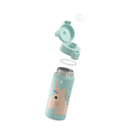 Detailansicht der Sigg Edelstahl Trinkflasche mit geöffnetem ONE Top Verschluss im Bärechind Winterthur Zürich Schweiz