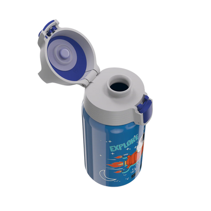 Geöffnete Sigg Kinder Trinkflasche mit ONE Verschluss und Astronaut Motiv im Bärechind Winterthur Zürich Schweiz
