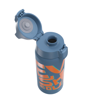Geöffnete Sigg Kinder Trinkflasche mit ONE Verschluss und Ballspiel Motiv im Bärechind Winterthur Zürich Schweiz