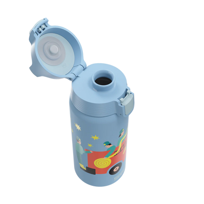 Geöffnete Sigg Kinder Trinkflasche mit ONE Verschluss und Feuerwehr Motiv im Bärechind Winterthur Zürich Schweiz