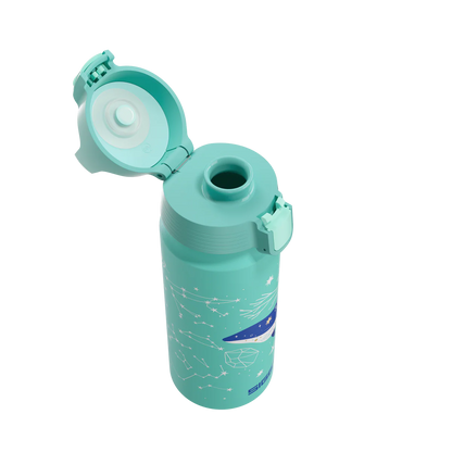 Geöffnete Sigg Kinder Trinkflasche mit ONE Verschluss und Wal Motiv im Bärechind Winterthur Zürich Schweiz