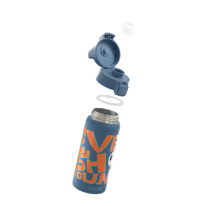 Detailansicht der Sigg Edelstahl Trinkflasche mit geöffnetem ONE Top Verschluss im Bärechind Winterthur Zürich Schweiz