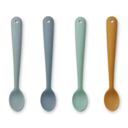 Das Liewood SIV Silikon-Löffel 4er Set in Blue Multi Mix zeigt vier weiche Babylöffel für die Beikostzeit, erhältlich im Bärechind in Winterthur, Zürich und der Schweiz.