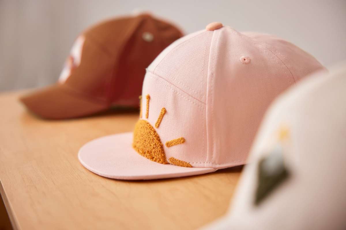 Frontansicht der Cap mit Sonnenstickerei in 3D – Little Gang Kollektion von Lässig