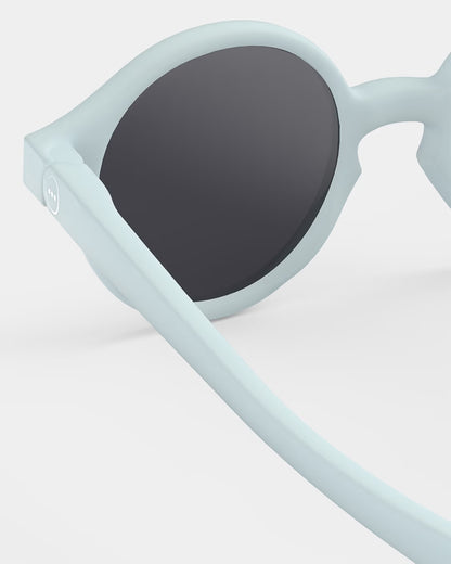 Detail Linse und Rahmen Baby Sonnenbrille sweet blue Izipizi Bärechind Winterthur Zürich Schweiz kaufen