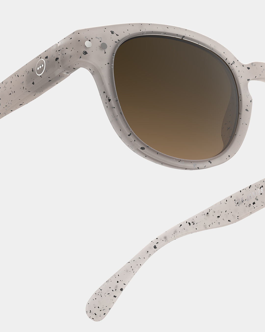 Detail Bügel Kinder Sonnenbrille ceramic beige Izipizi flexibel Bärechind Winterthur Zürich Schweiz kaufen