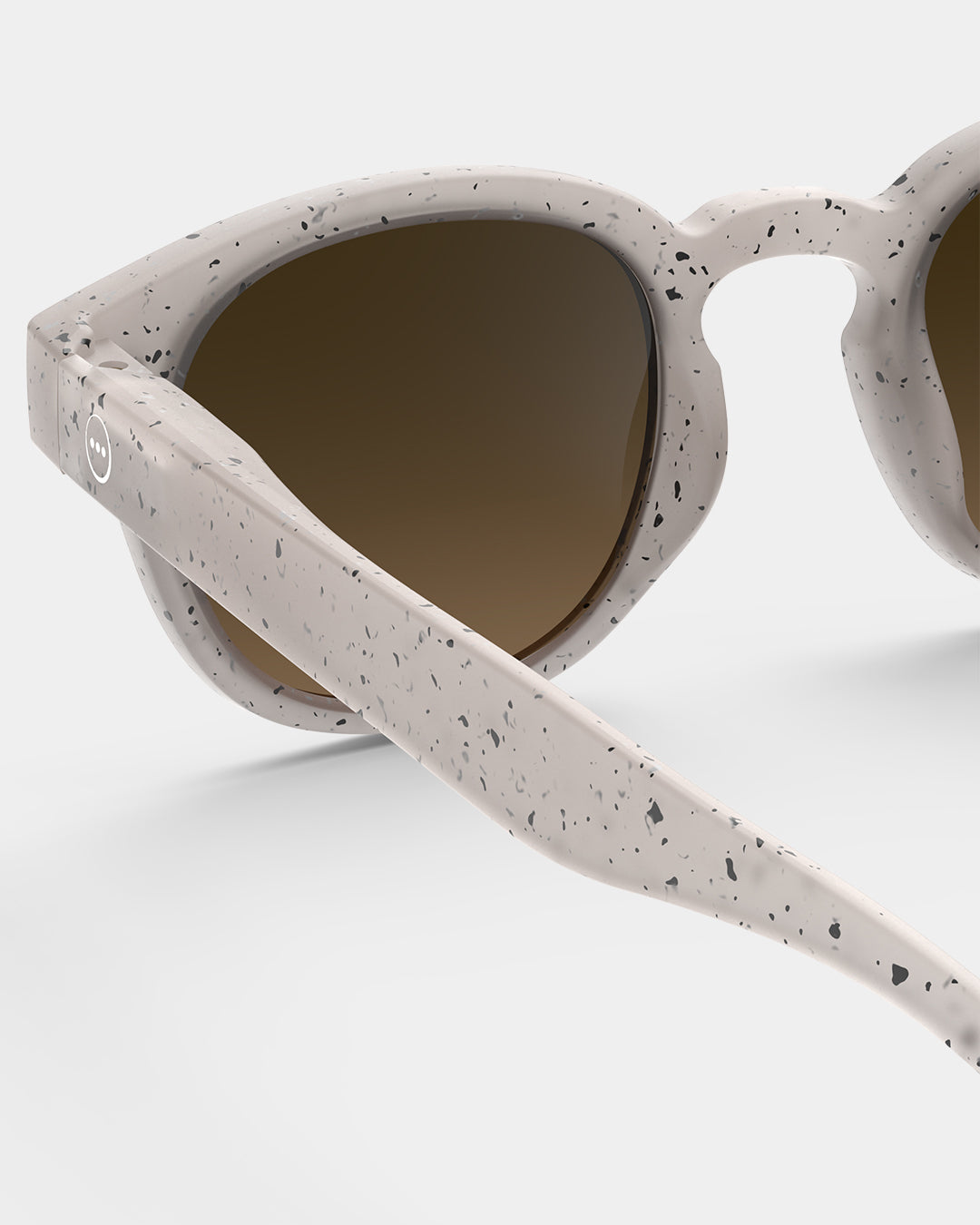 Detail Linse Kinder Sonnenbrille ceramic beige Izipizi Bärechind Winterthur Zürich Schweiz kaufen