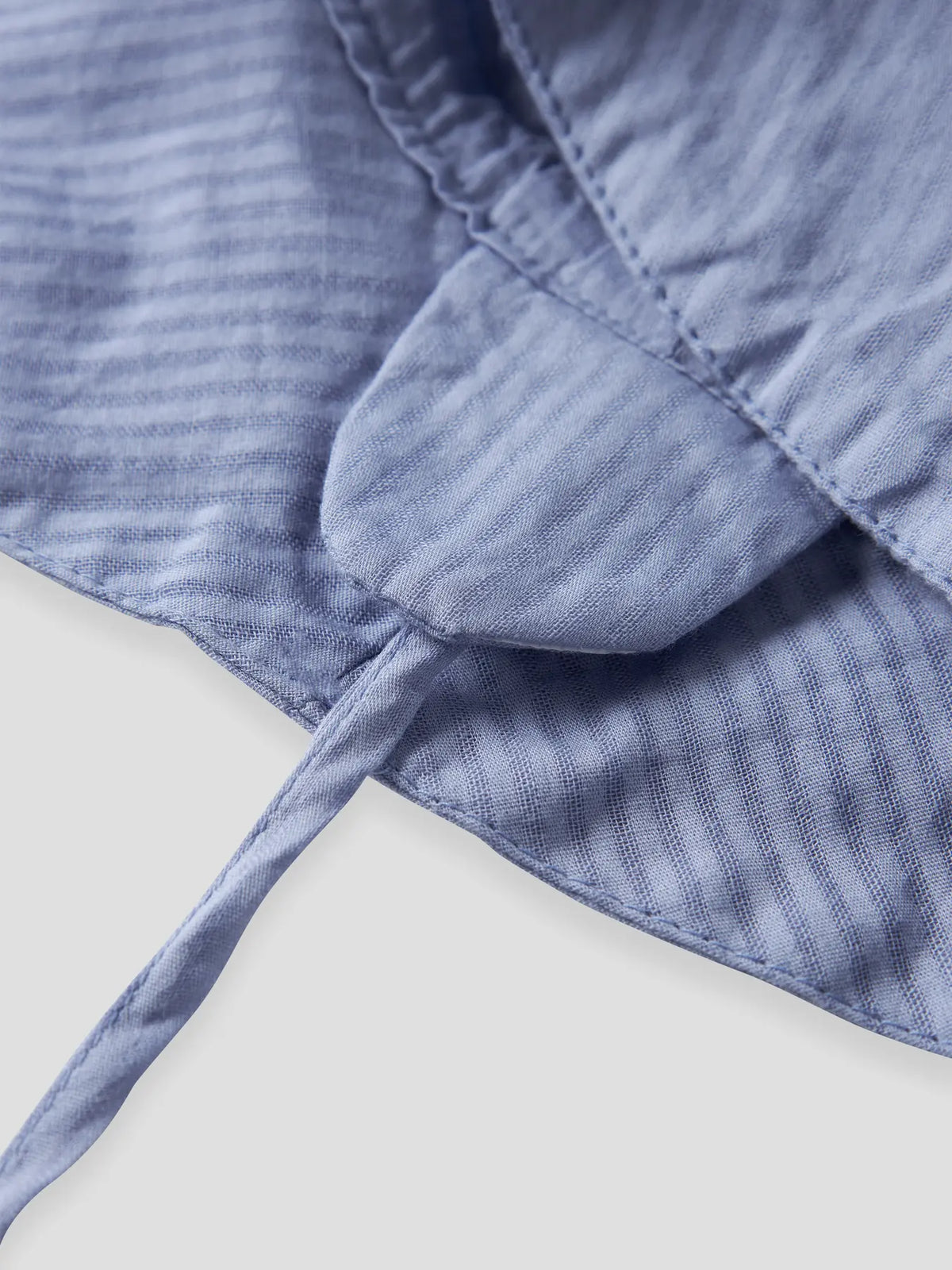 Detail Bindeband von blauem Sonnenhut aus Baumwolle zu kaufen im Bärechind Winterthur Zürich Schweiz.