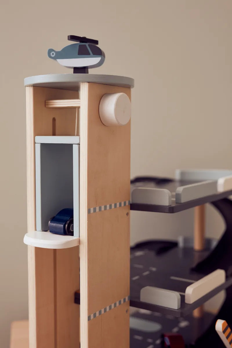 Spielzeug Parkgarage AIDEN aus Holz von Kids Concept von oben fotografiert, zu kaufen bei Bärechind in Winterthur, Zürich, Schweiz.