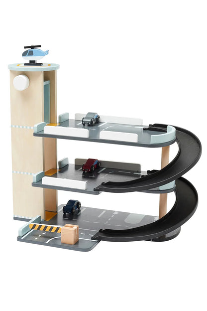Spielzeug Parkgarage aus Holz von Kids Concept freigestellt mit Autos und Rampe, zu kaufen bei Bärechind in Winterthur, Zürich, Schweiz.