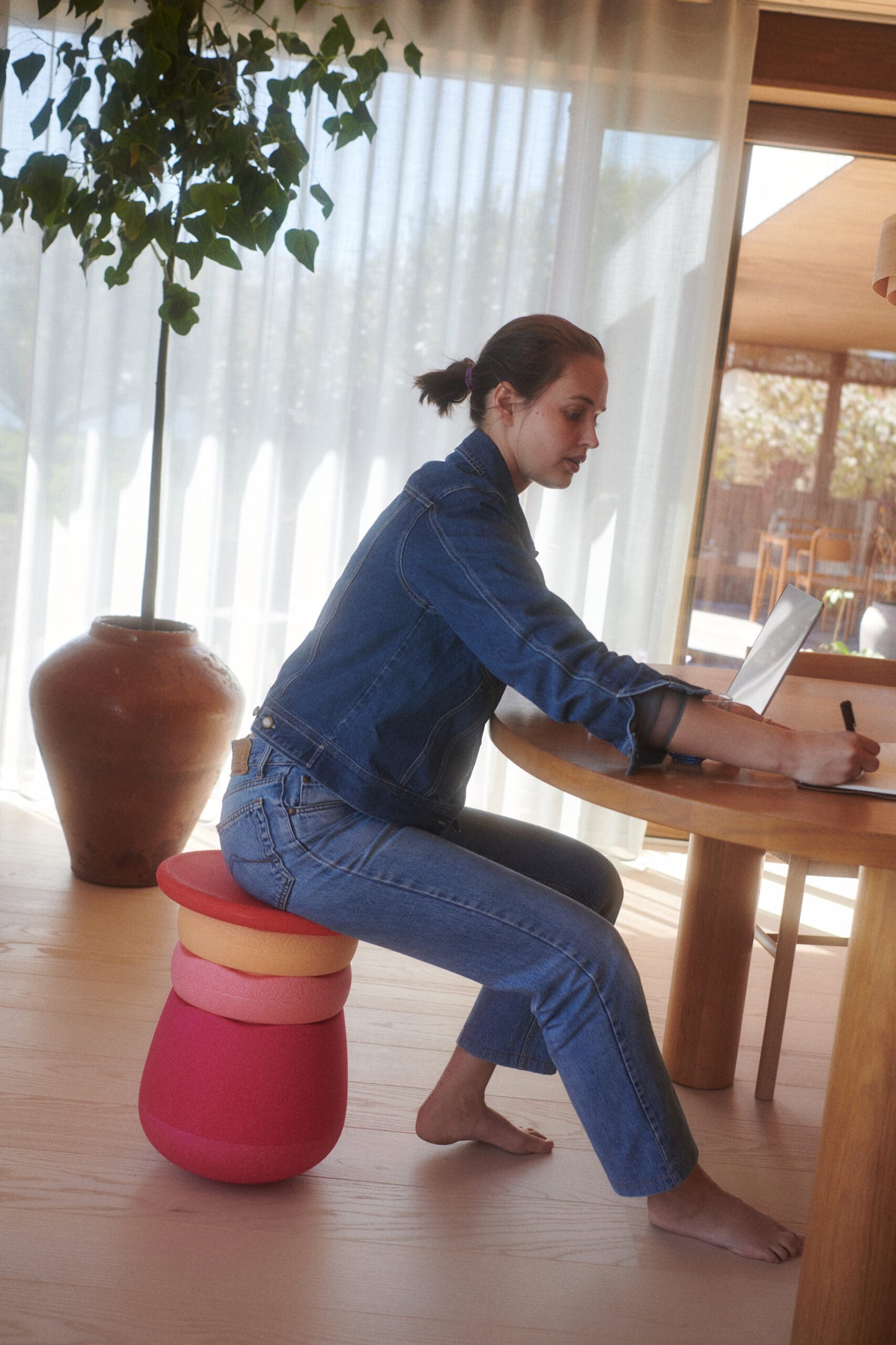 Kind sitzt auf Stapelstein Balance Hocker aus Base und Stapelsteinen Motorik Spielzeug Kinderladen Winterthur Schweiz