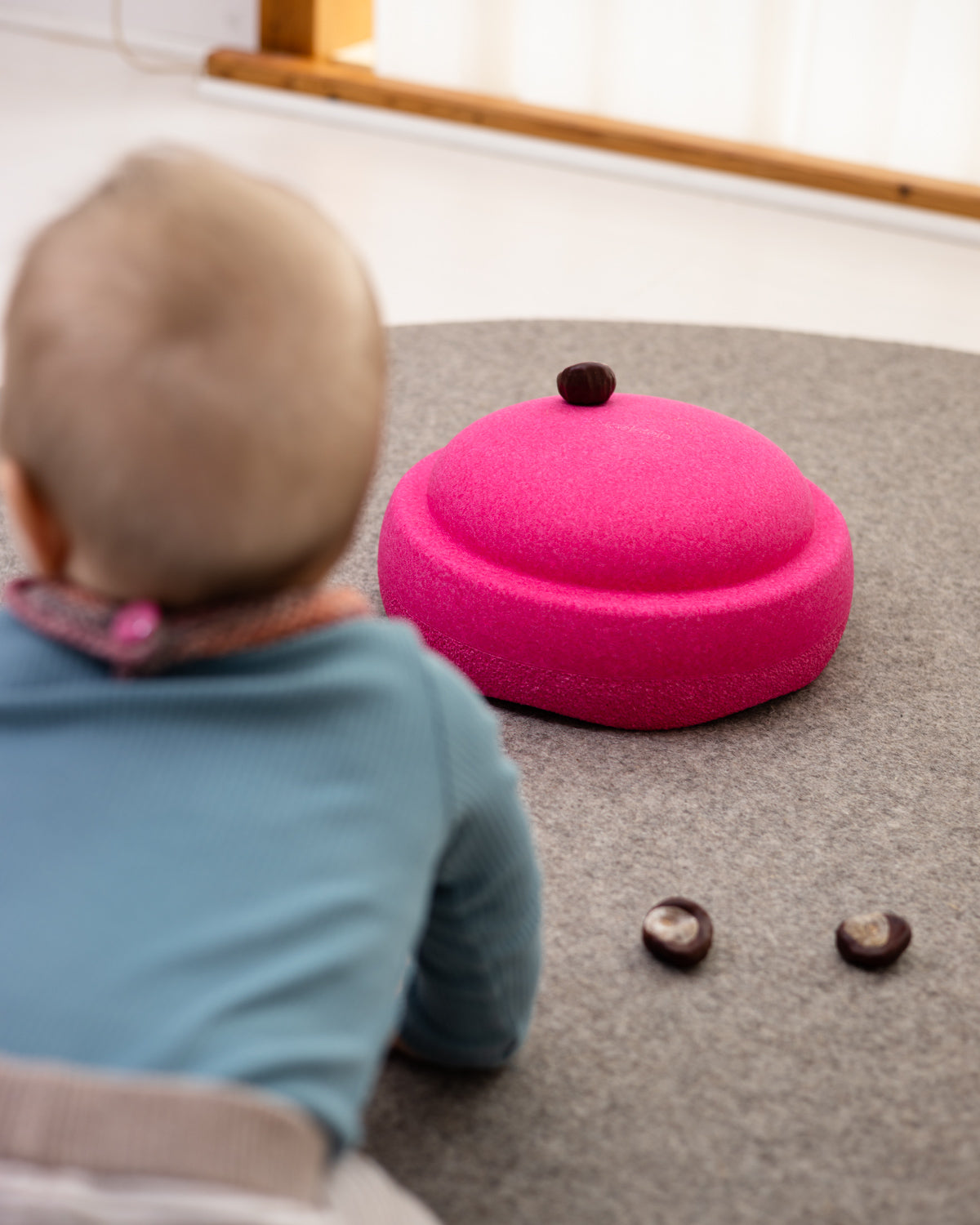 Spielstart ab 1 Jahr mit dem pinken Stapelstein – weich, sicher und voller Möglichkeiten. Erhältlich im Bärechind in Winterthur.