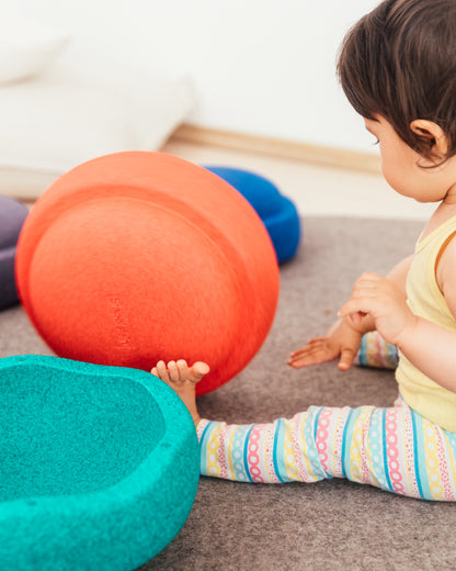 Kinder spielen mit bunten Stapelsteinen – vielseitig kombinierbar für Bewegung und Fantasie