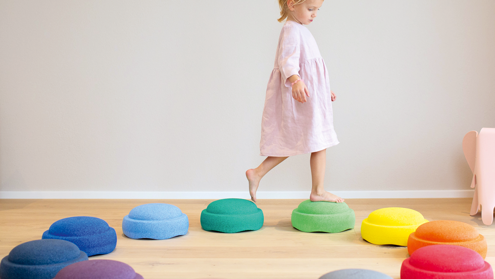 Farbenfrohe Stapelsteine im Einsatz – Stapelstein Gelb mittendrin. Bewegungsspielzeug für Kinder ab 1 Jahr, im Bärechind Winterthur.