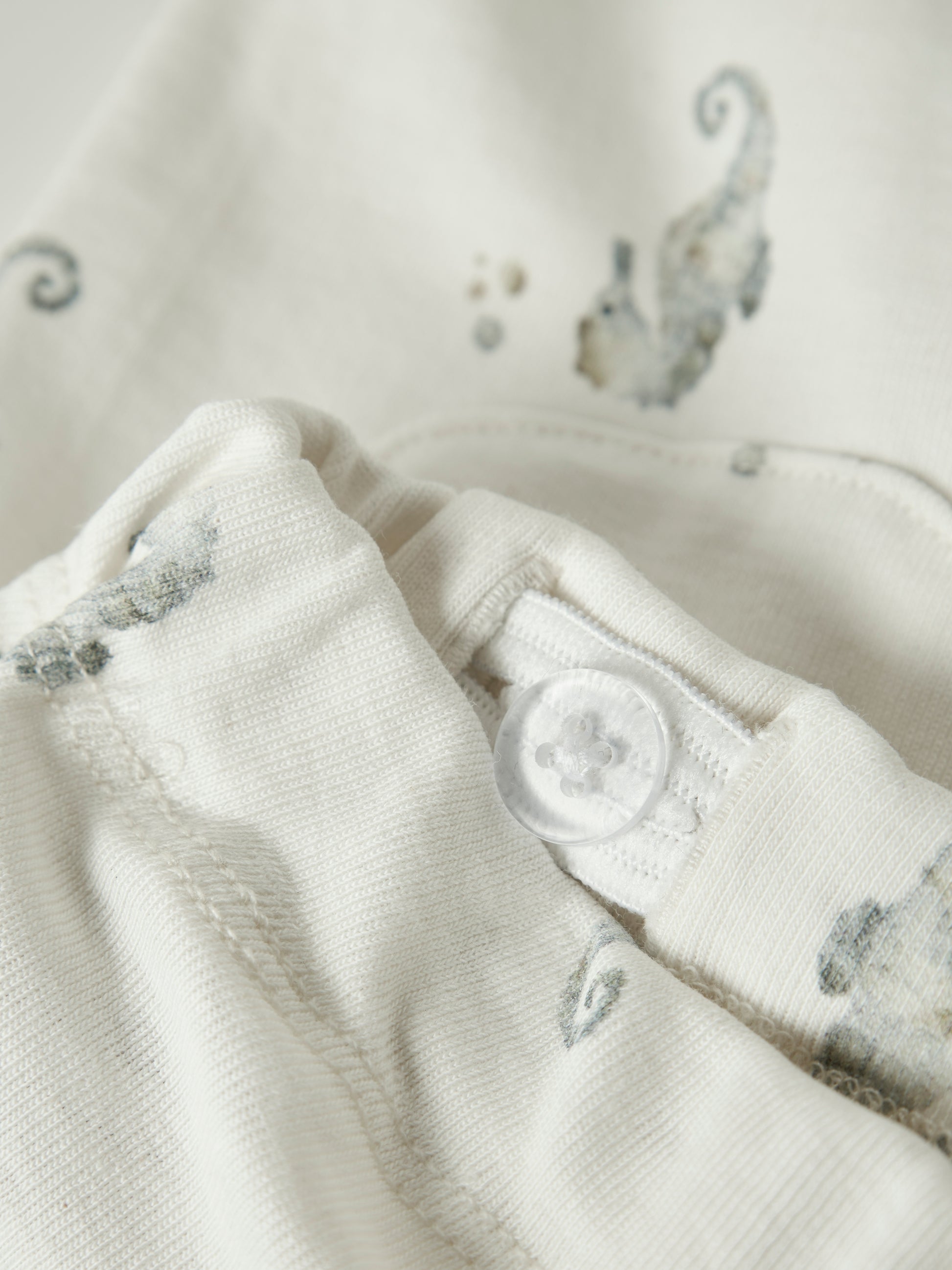Detail vom verstellbaren Bund der LIL’ATELIER Stoffhose mit Seepferdchen Print im Bärechind Winterthur Zürich Schweiz.