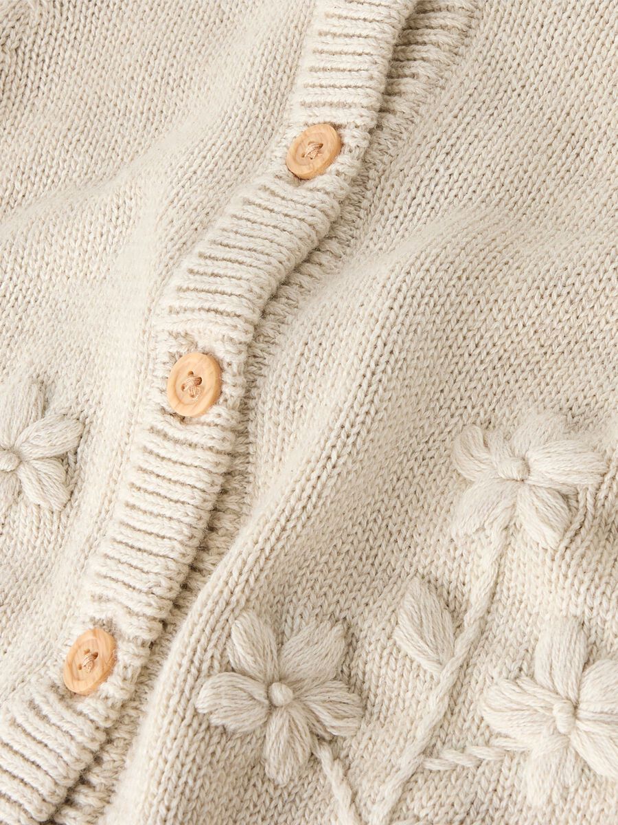 Detailaufnahme der Blumenstickerei am NAME IT Strick-Cardigan, Bärechind Winterthur Zürich Schweiz.