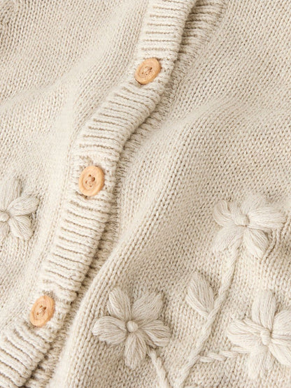 Detailaufnahme der Blumenstickerei am NAME IT Strick-Cardigan, Bärechind Winterthur Zürich Schweiz.