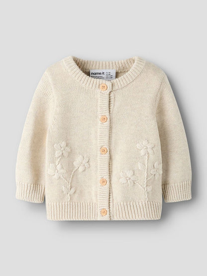 Beiger NAME IT Kinder Strick-Cardigan aus Bio-Baumwolle, erhältlich bei Bärechind Winterthur Zürich Schweiz.