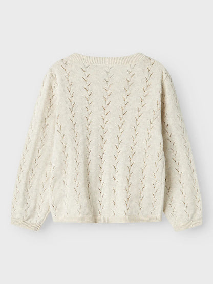 Rückseite der zart gemusterten Strickjacke von name it