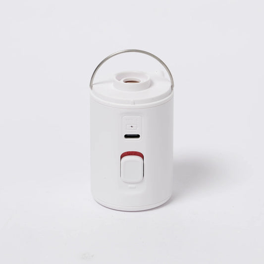 Sunnylife Mini Electric Air Pump in Weiss – kompakte Aufblashilfe, erhältlich bei Bärechind in Winterthur, Zürich, Schweiz.