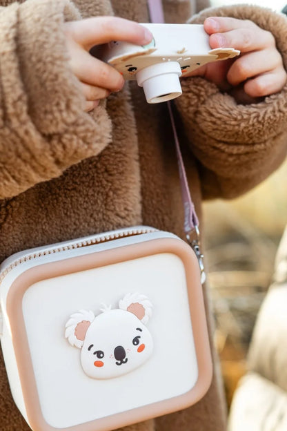 Kind trägt die The Zoofamily Silikon Tasche Koala für Kinderkamera im Bärechind Winterthur