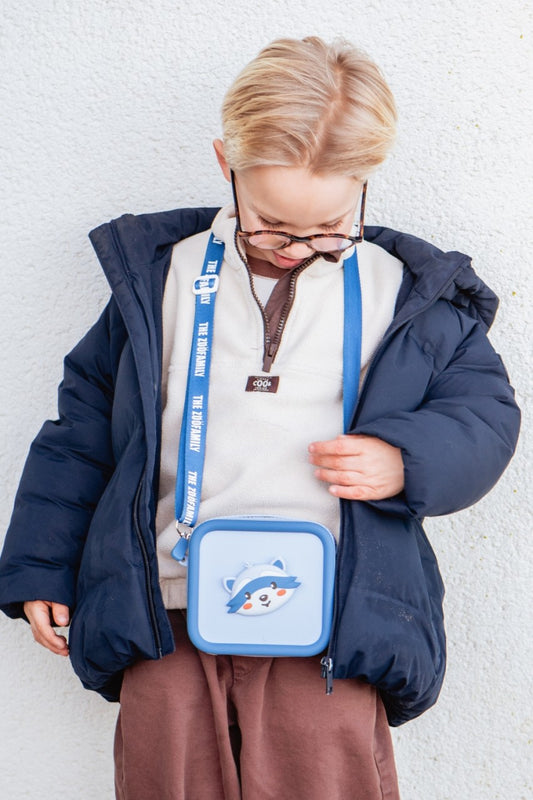 Kind trägt die The Zoofamily Silikon Tasche Waschbär für Kinderkamera oder Walkie Talkie im Bärechind Winterthur.