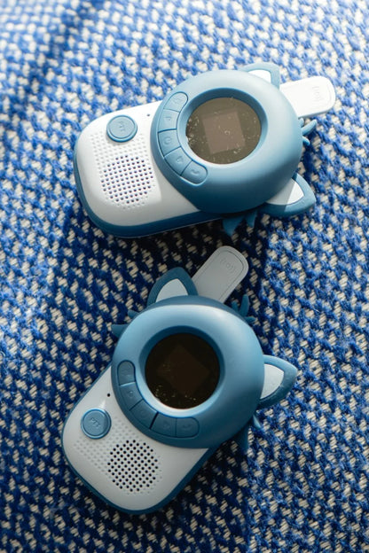 
The Zoofamily Zoo Walkie Talkie Waschbär beim Spielen im Bärechind Winterthur.