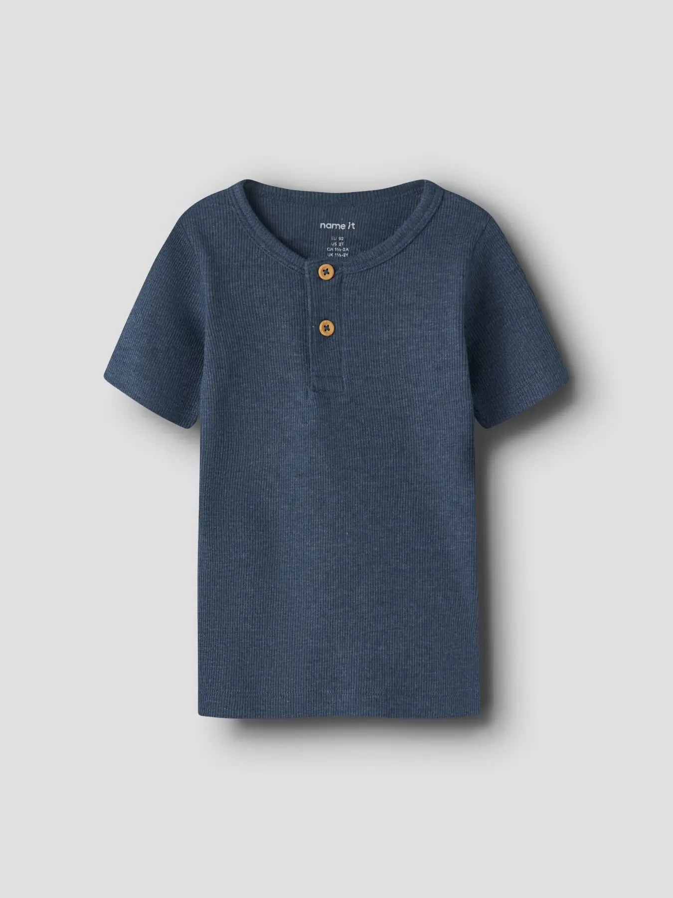 Kinder T-Shirt aus Ripp Baumwolle in vintage indigo mit Knöpfen, erhältlich bei Bärechind Winterthur Zürich Schweiz.