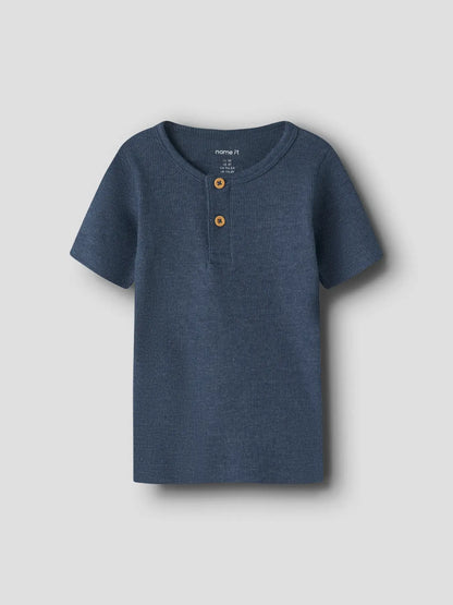 Kinder T-Shirt aus Ripp Baumwolle in vintage indigo mit Knöpfen, erhältlich bei Bärechind Winterthur Zürich Schweiz.