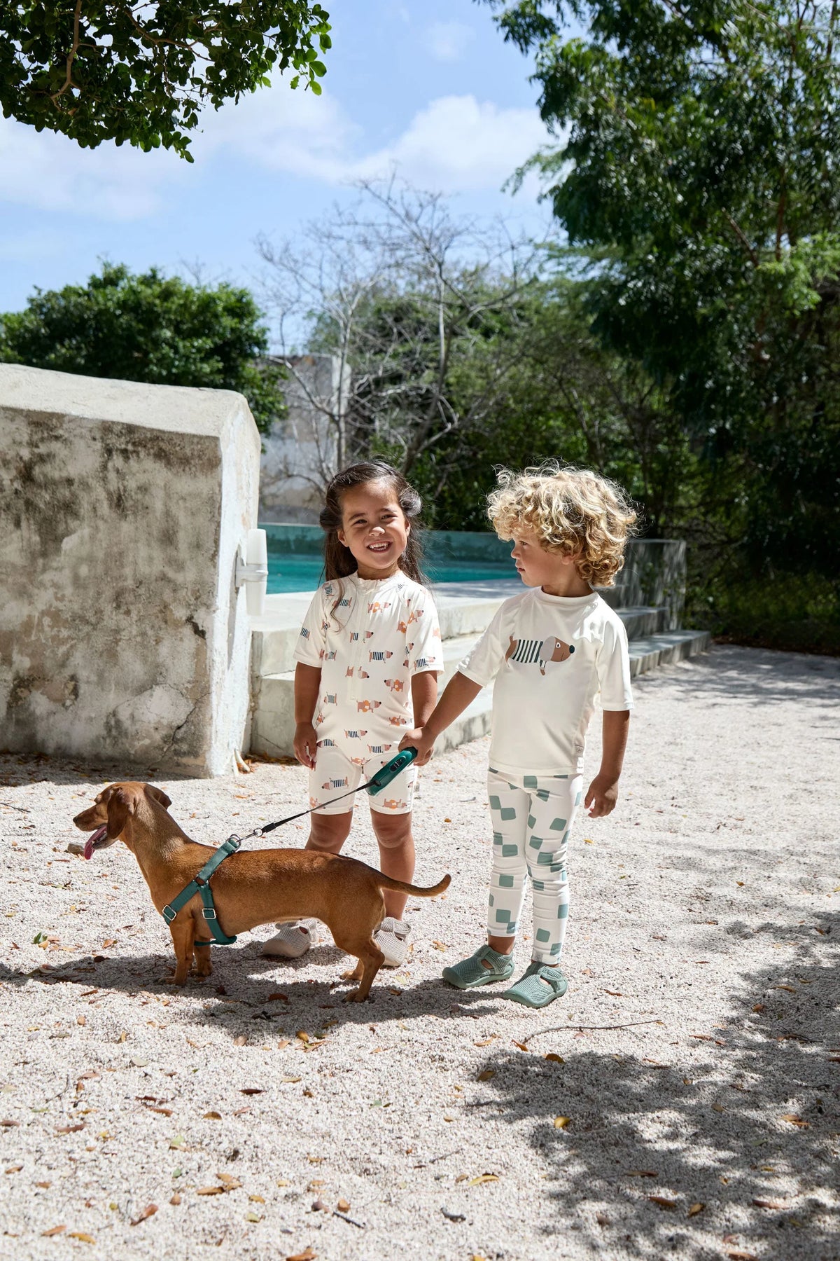 Kind trägt UV Shirt mit Beach Dog Print von Lässig bei Bärechind Winterthur Zürich Schweiz