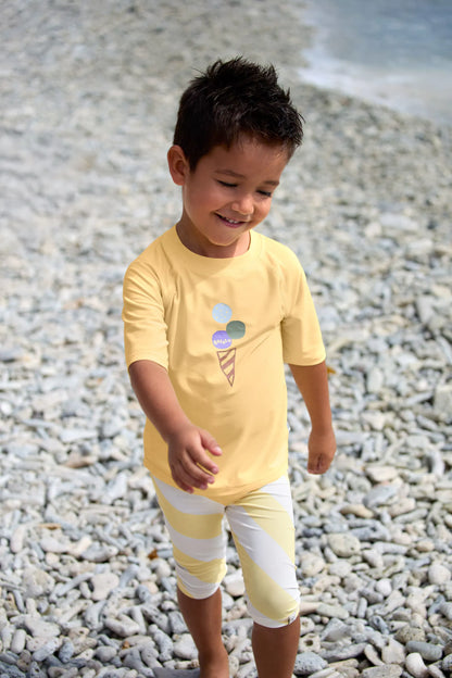 Kind trägt gelbes UV Shirt mit Ice Cream Print von Lässig bei Bärechind Winterthur Zürich Schweiz