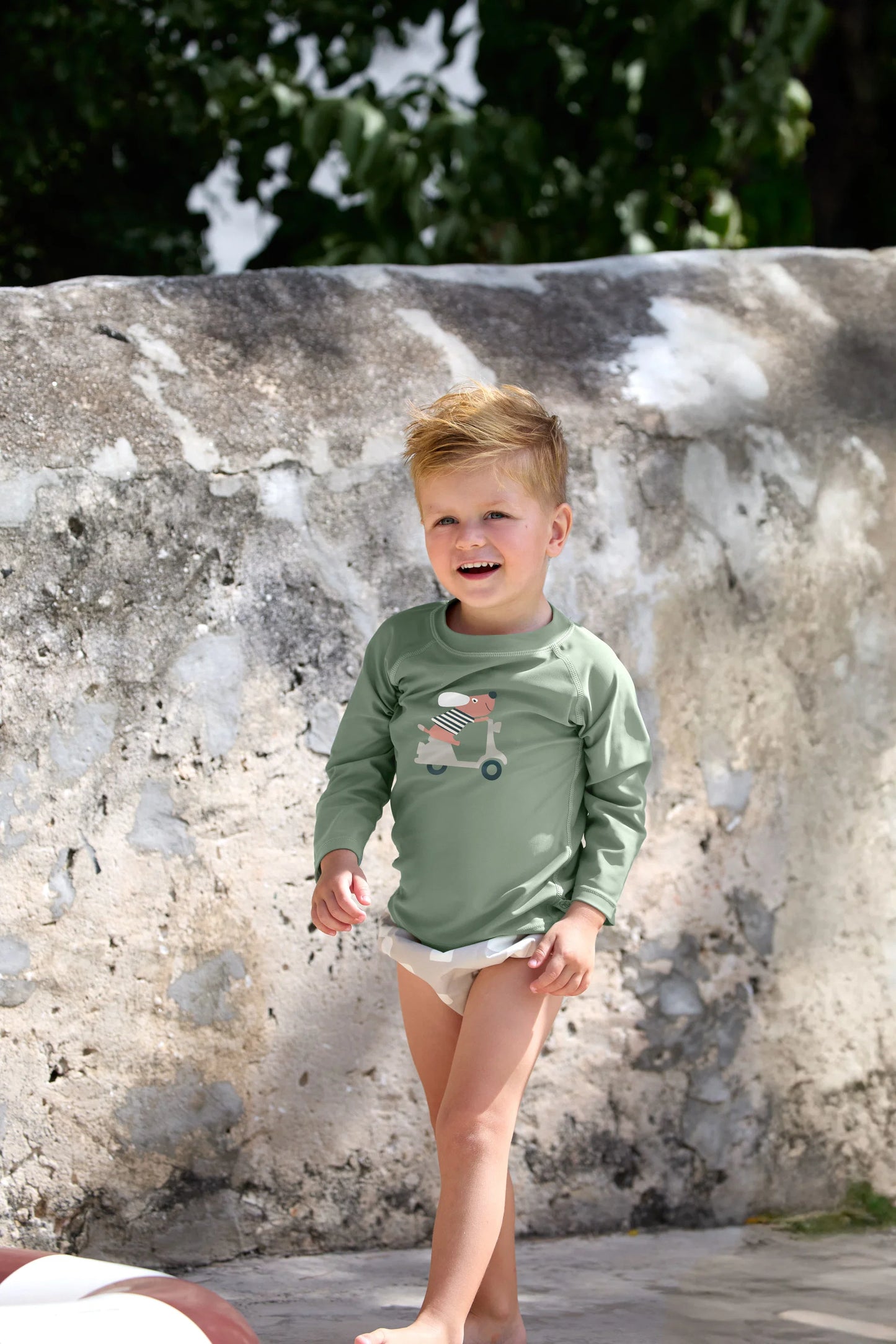 Kind trägt grünes UV Shirt langarm mit Hund Motiv von Lässig bei Bärechind Winterthur Zürich Schweiz