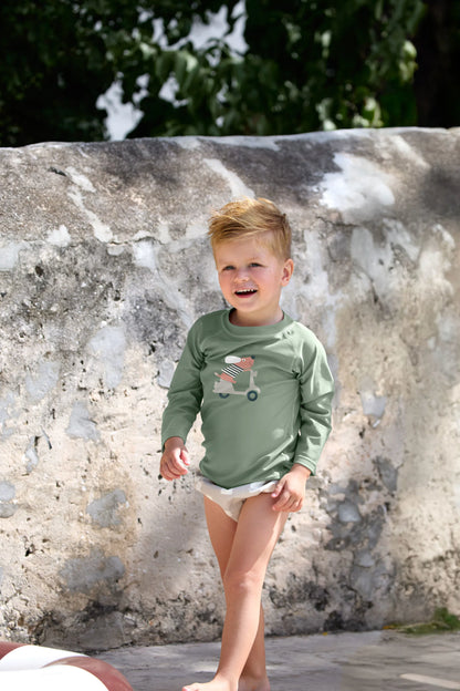 Kind trägt grünes UV Shirt langarm mit Hund Motiv von Lässig bei Bärechind Winterthur Zürich Schweiz