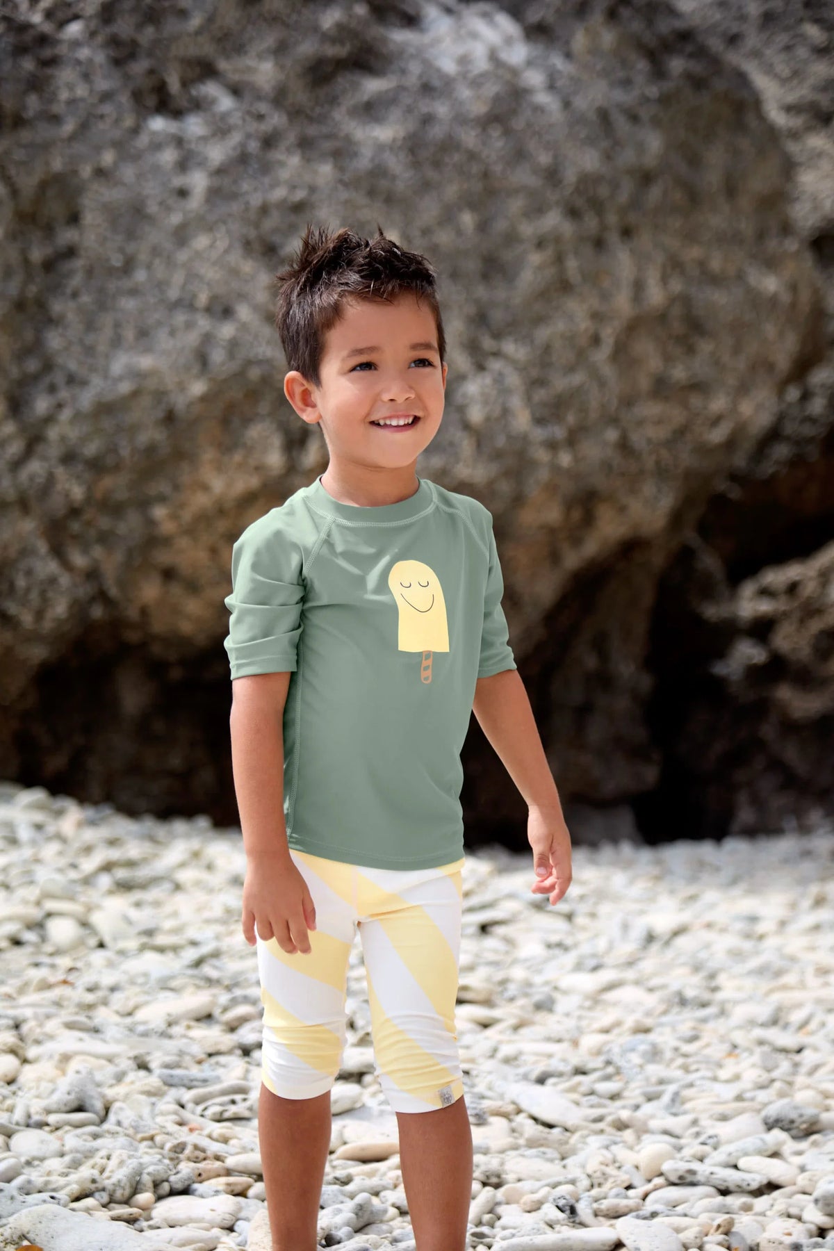 Kind trägt grünes UV Shirt mit Popsicle Print von Lässig bei Bärechind Winterthur Zürich Schweiz