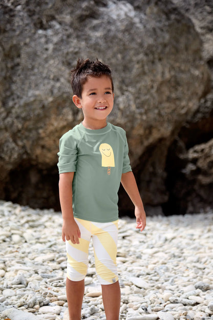 Kind trägt grünes UV Shirt mit Popsicle Print von Lässig bei Bärechind Winterthur Zürich Schweiz