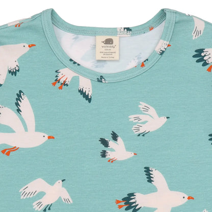 Detailaufnahme des Walkiddy Seagulls T-Shirts mit Möwenprint auf türkisfarbenem Hintergrund.