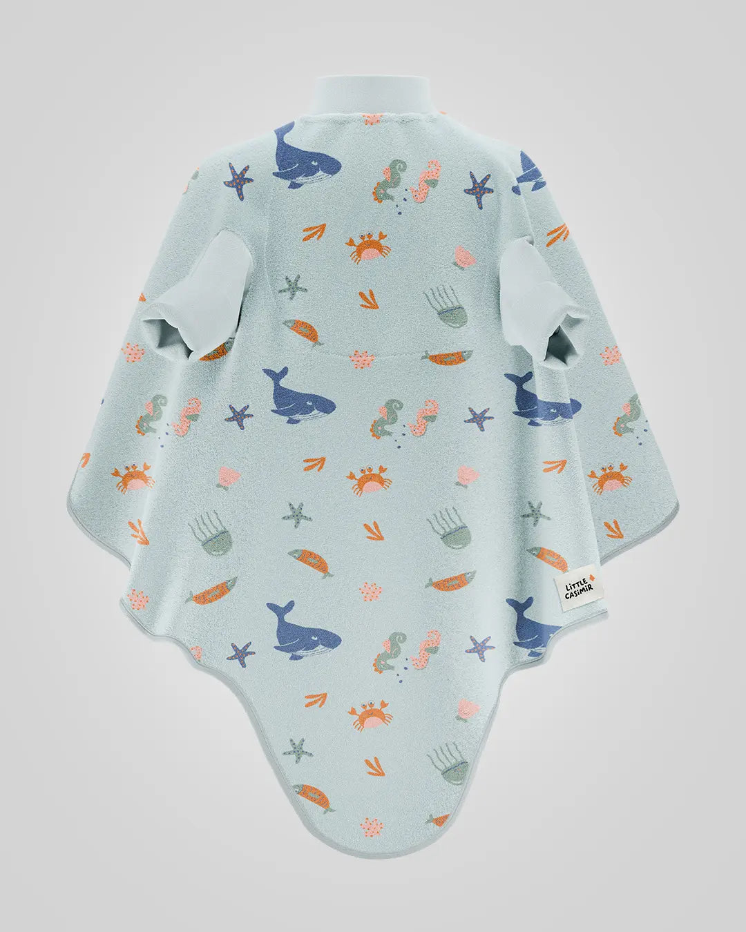 Das wasserdichte Ärmellätzchen Boo Deep Sea von Little Casimir mit Unterwasser-Motiv schützt Kleidung bei Mahlzeiten und Bastelarbeiten. Erhältlich im Bärechind Winterthur, Zürich, Schweiz.