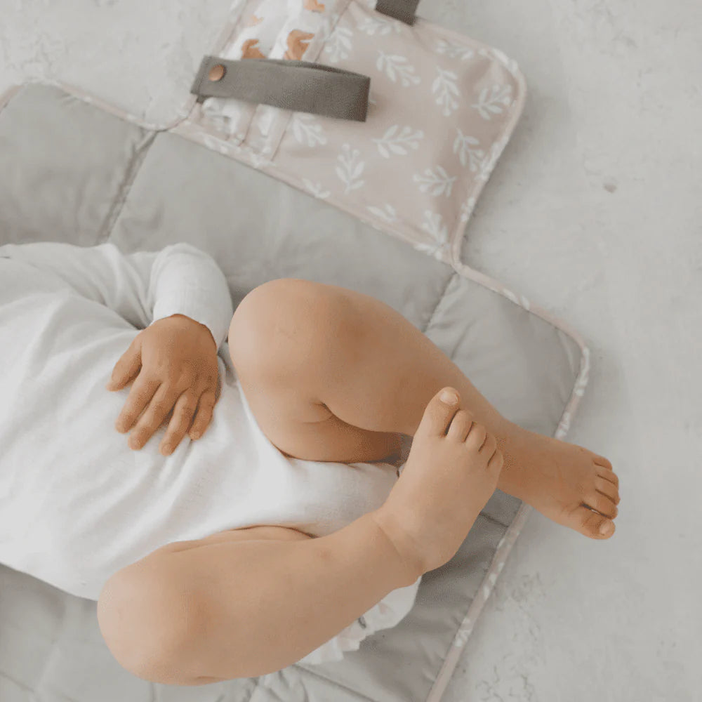 Baby liegt auf weicher Wickelunterlage floral sand, Bärechind Winterthur Zürich Schweiz kaufen