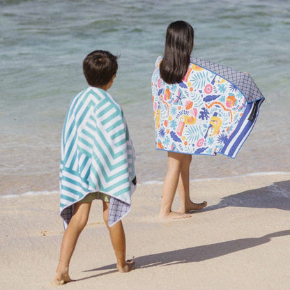 Kinder am Strand mit leichtem und schnell trocknendem Woods & Waves Strandtuch Jungle Fever