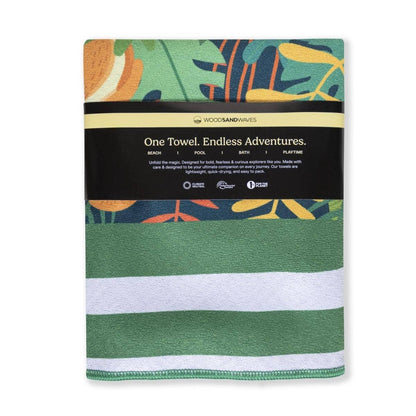 Leichtes und kompaktes Kinderstrandtuch von Woods & Waves mit farbenfrohem Jungle Tales Muster
