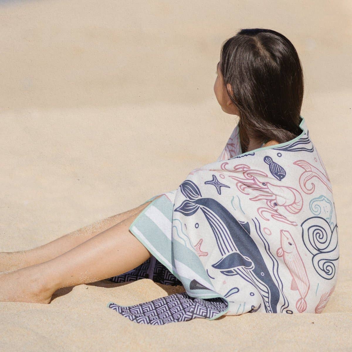 Detailansicht des Woods & Waves Kinderstrandtuchs Sea of Dreams mit Meerestieren