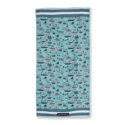 Woods & Waves Kinderstrandtuch Ship Ahoy mit Bootsmotiv und maritimen Illustrationen