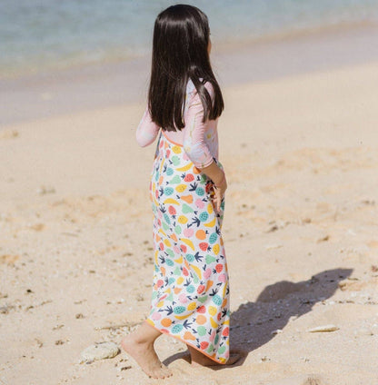 Kind am Strand mit dem leichten und schnell trocknenden Woods & Waves Strandtuch Sweet Summer